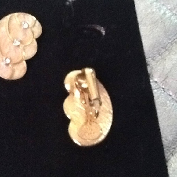 Kenneth J Lane earrings - large gold butterfly wings  in peach enamel and creamy - Picture 2 of 5